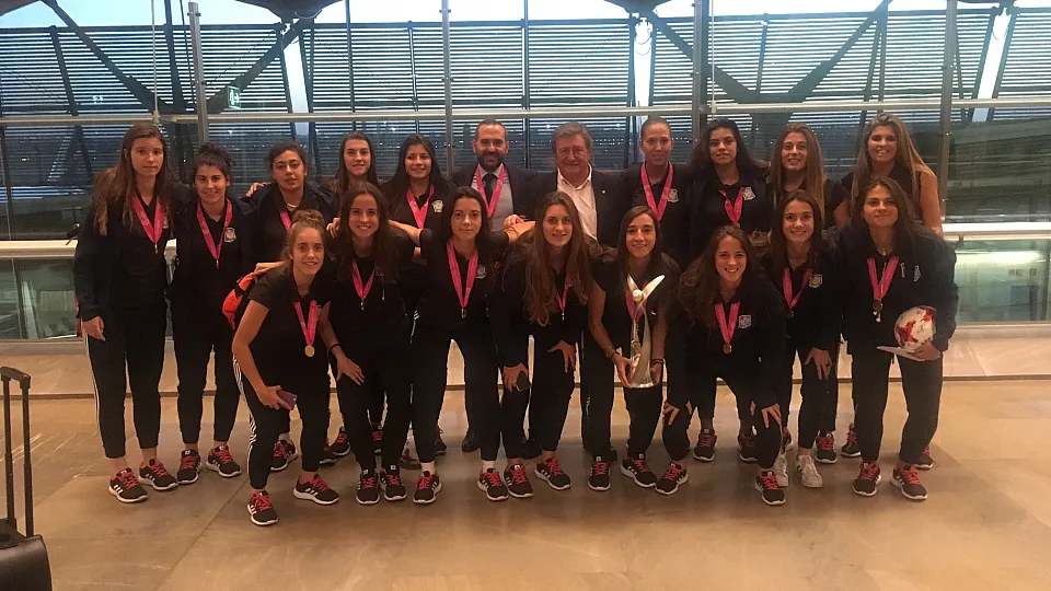 La Selección española Sub-19 femenina a su llegada al aeropuerto Adolfo Suárez Madrid-Barajas