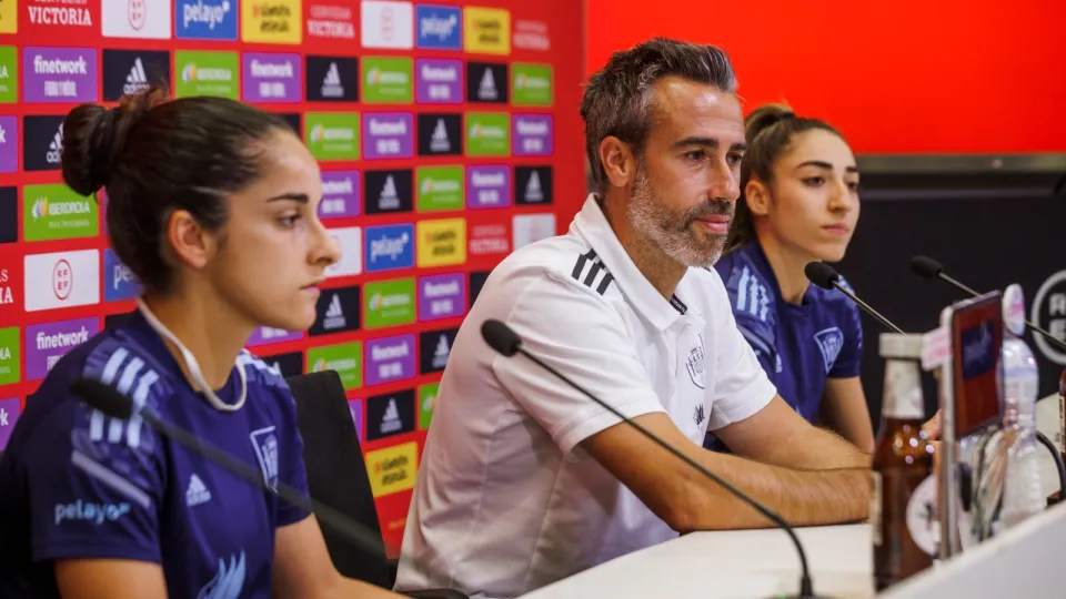 Jorge Vilda, Olga Carmona y Oihane Hernández, en rueda de prensa