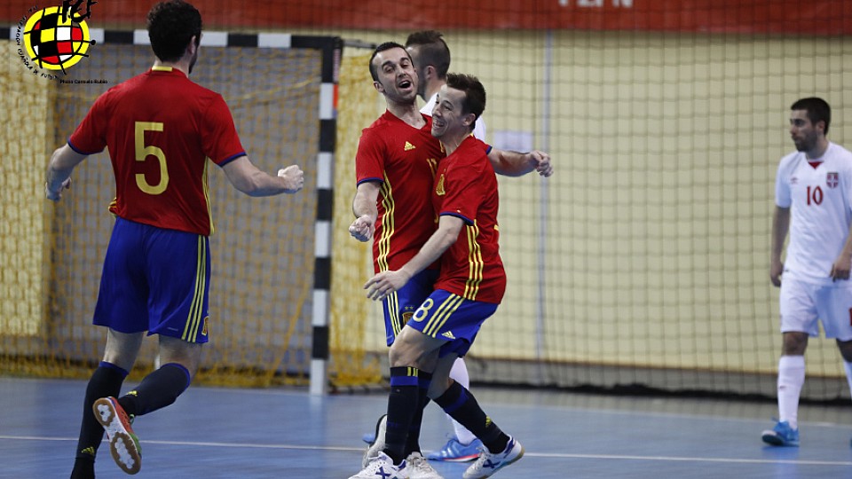 Los jugadores de la Selección de Fútbol Sala celebran un gol frente a Serbia en Elblag