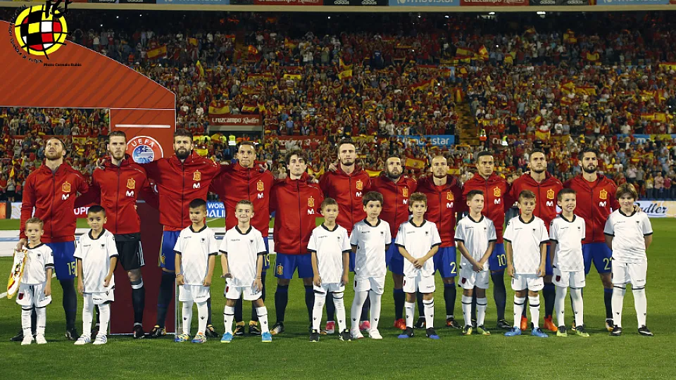 La Selección española escucha el himno nacional