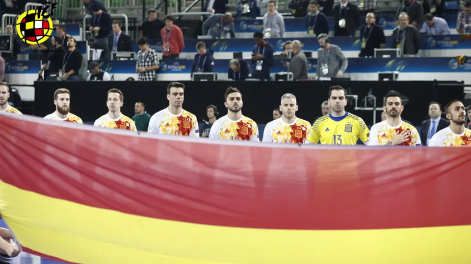 La selección española durante la ceremonia de los himnos en Liubliana