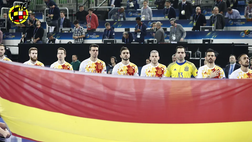 La selección española durante la ceremonia de los himnos en Liubliana