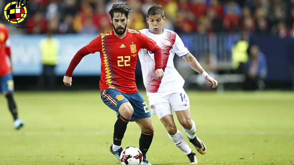 Isco controla un balón