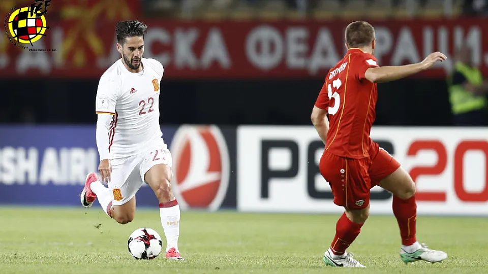 Isco conduce un balón