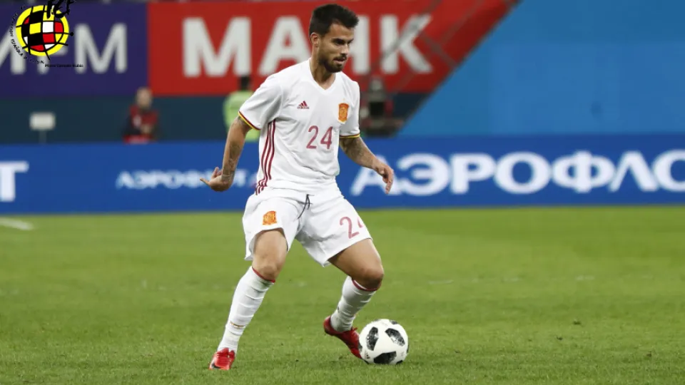 Suso contra un balón 