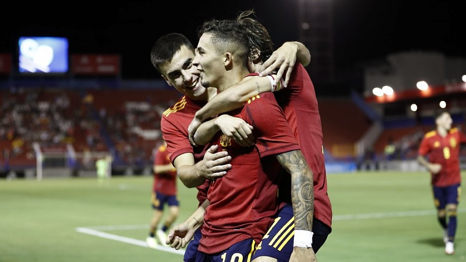 Los jugadores de la Selección española Sub-21 celebran un tanto