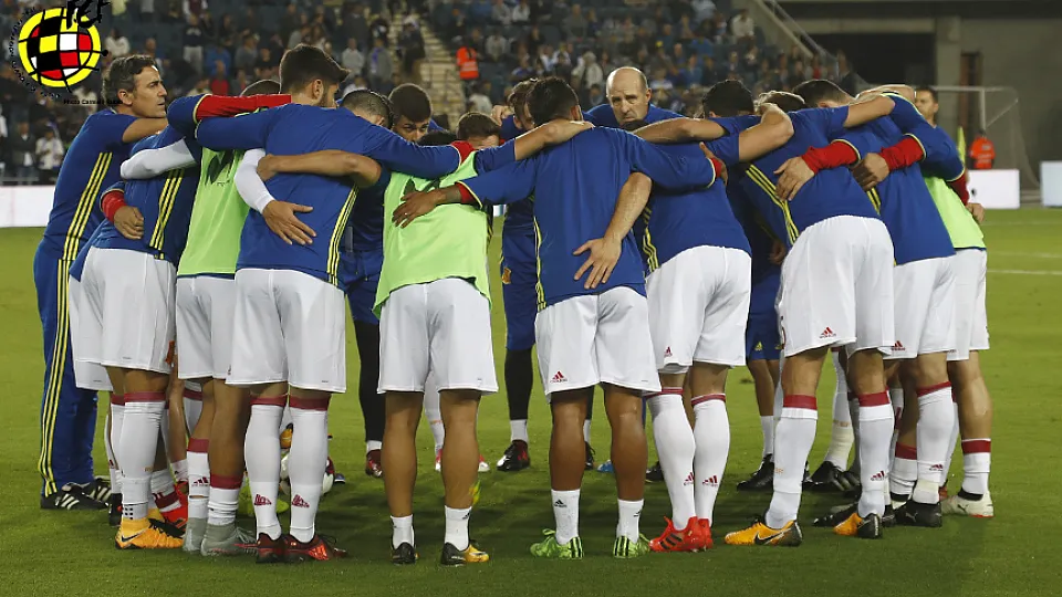 La selección se abraza antes del partido ante Israel