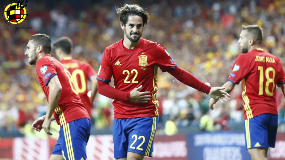 Isco celebra un gol con España