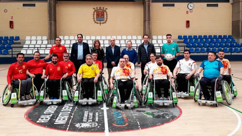 Los participantes del partido de A-Ball antes del encuentro disputado en Alicante