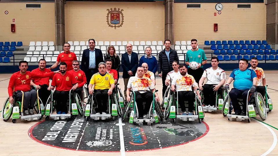 Los participantes del partido de A-Ball antes del encuentro disputado en Alicante