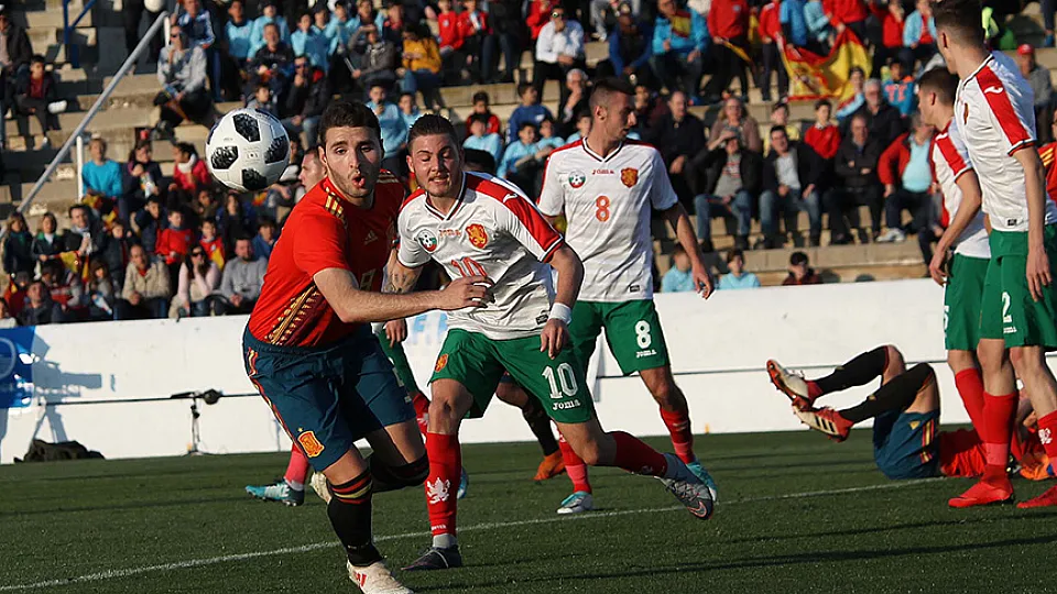 Abel Ruiz intenta hacerse con el control del balón
