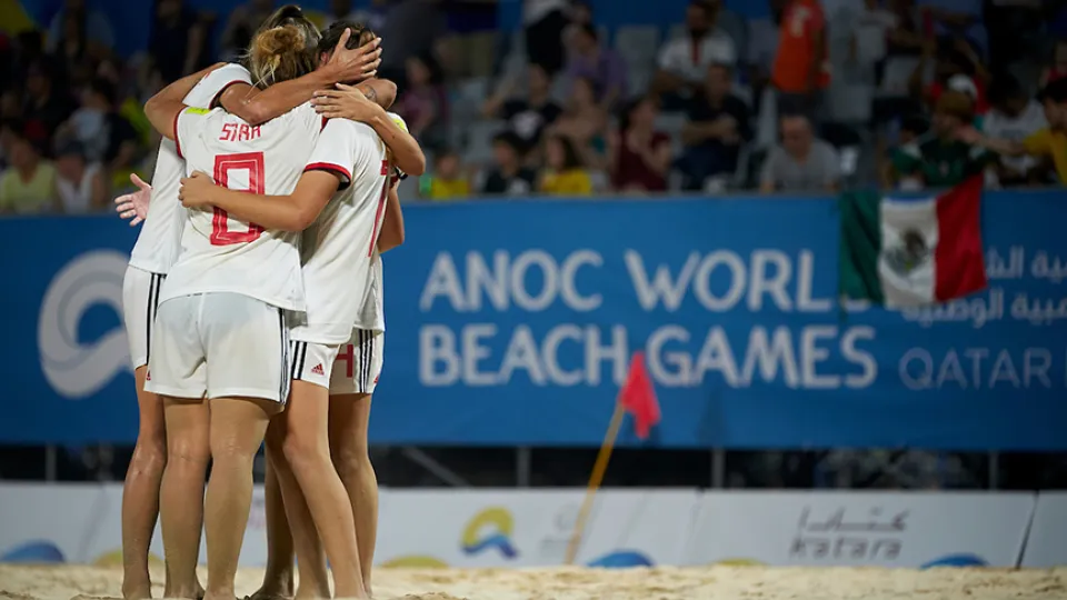 Las jugadoras de la Selección femenina se abrazan tras un gol
