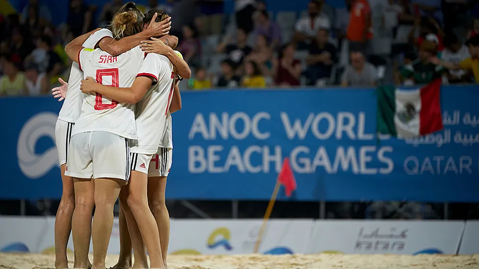 Las jugadoras de la Selección femenina se abrazan tras un gol