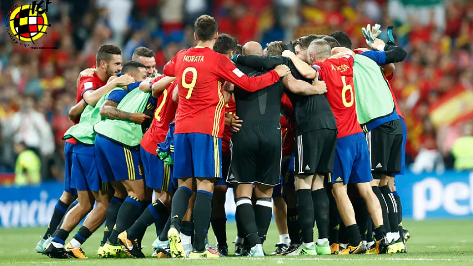 La Selección española celebra su victoria frente a Italia en el Santiago Bernabéu
