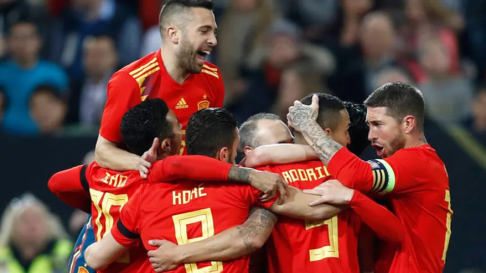 Los jugadores de la selección española celebran un tanto