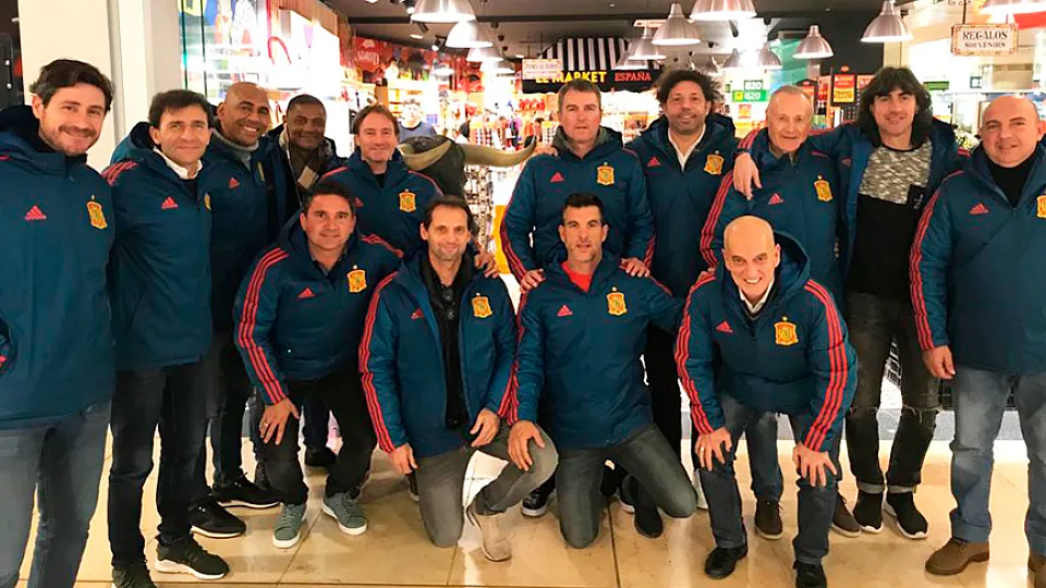 La Selección española de Leyendas posa en el aeropuerto Adolfo Suárez Madrid-Barajas