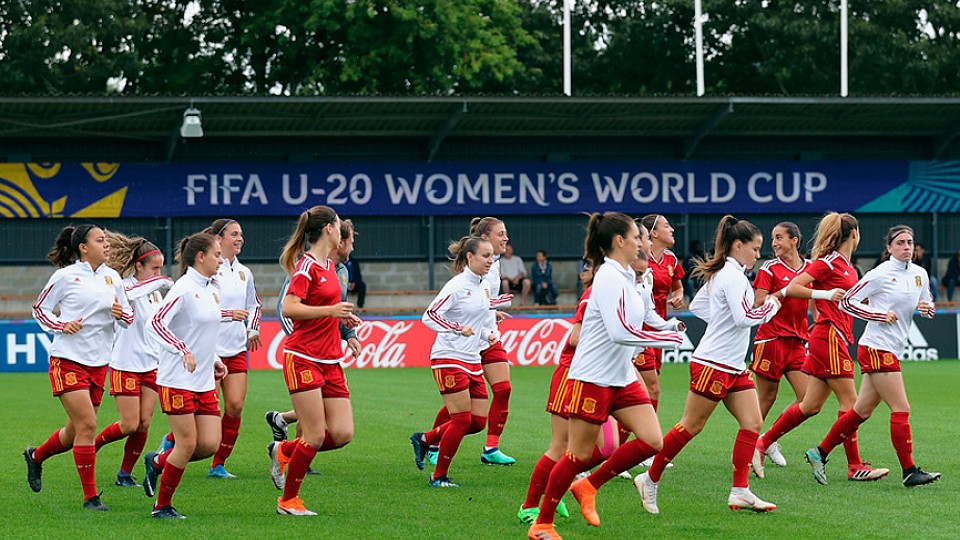 La Selección española Sub-20 femenina se calienta antes del partido contra Nigeria