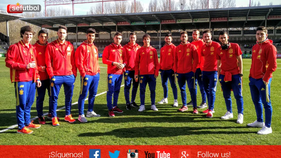 Los jugadores de la Selección española Sub-21 posan en el césped de El Plantío