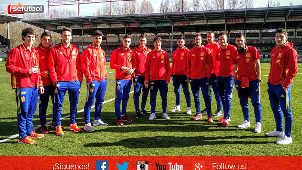 Los jugadores de la Selección española Sub-21 posan en el césped de El Plantío