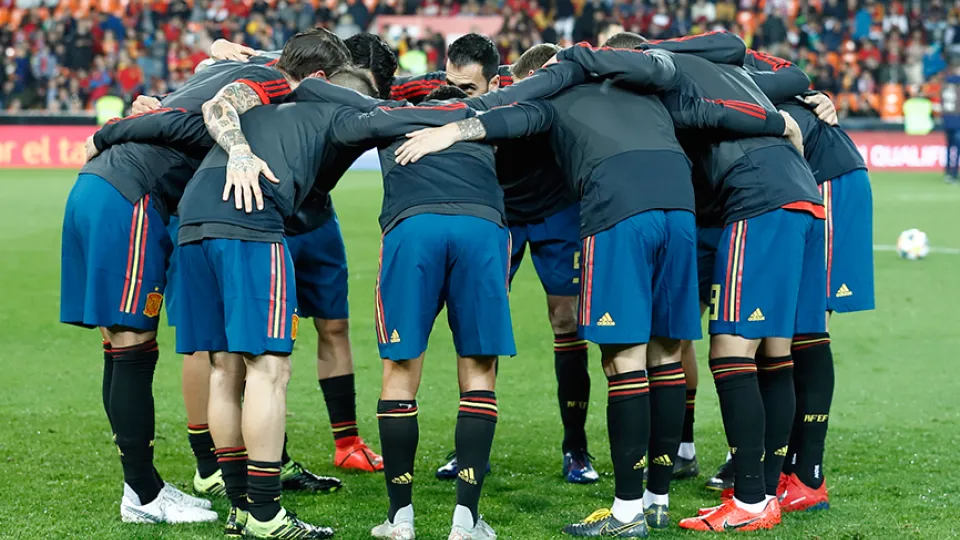 Los jugadores de la Selección se conjuuran antes del choque frente a Noruega