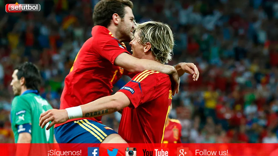 Juan Mata y Fernando Torres celebran un gol de España en la final de la Euro 2012