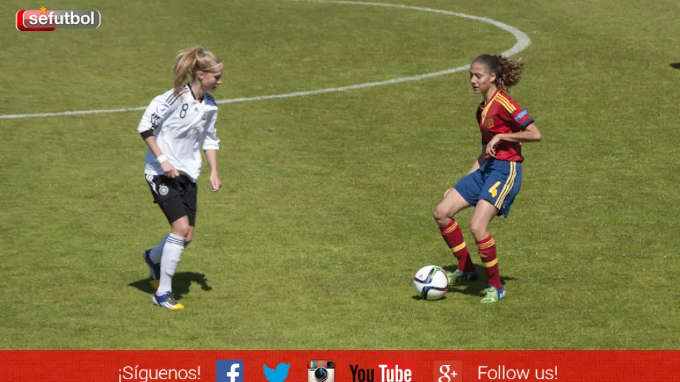 Laia Alexandri controla ante una rival alemana