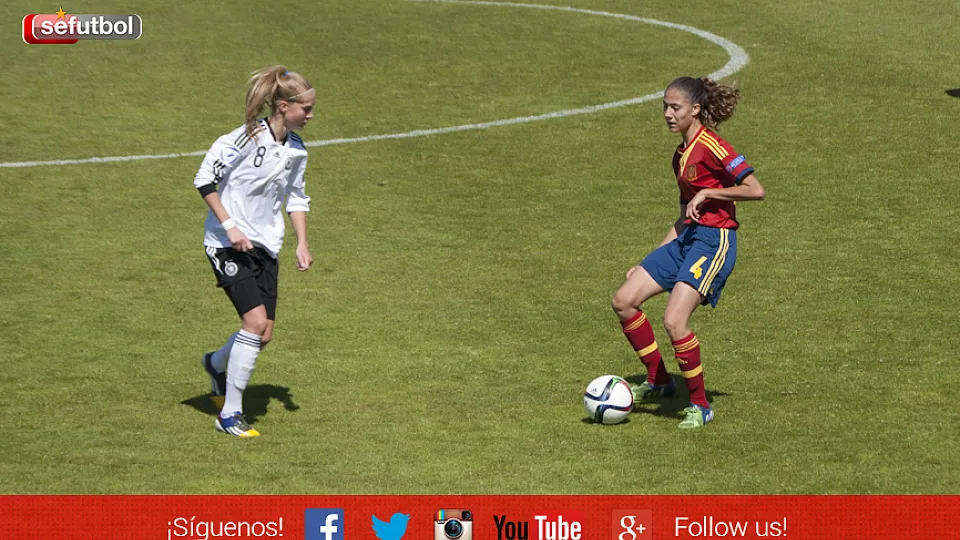 Laia Alexandri controla ante una rival alemana