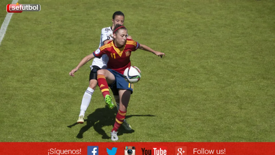 Carmen Menayo controla el balón con la oposición de una rival
