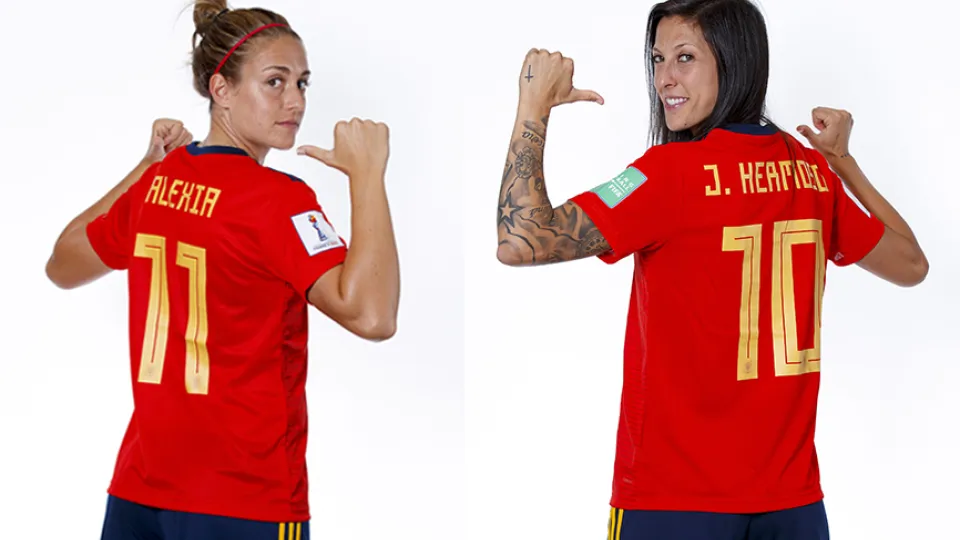  Jenni y Alexia se retan con las pizarras cruzadas de la Selección