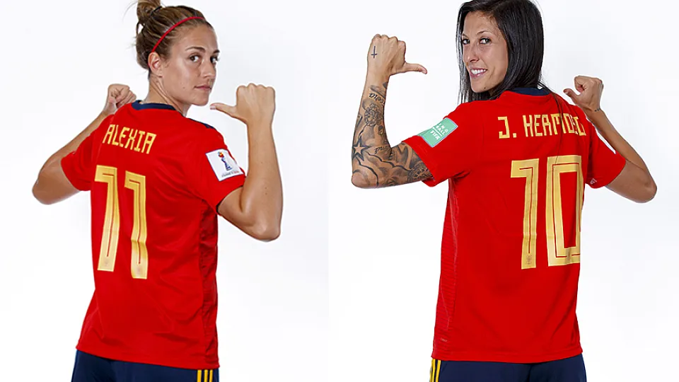  Jenni y Alexia se retan con las pizarras cruzadas de la Selección