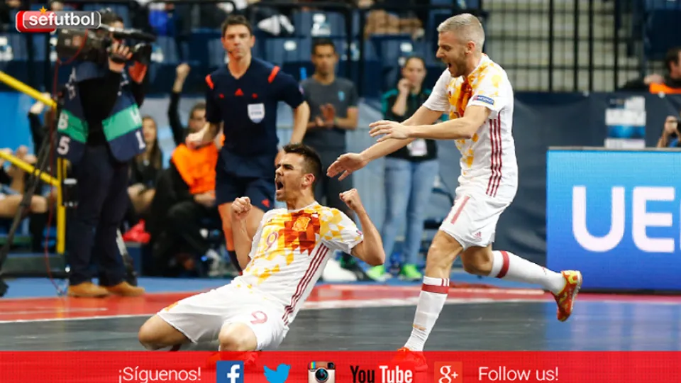 Álex y Miguelín celebran un gol en la final ante Rusia
