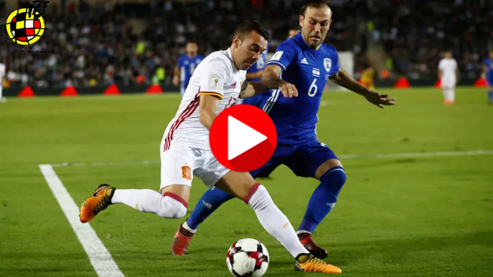 Aspas disputa un balón ante un central israelíC