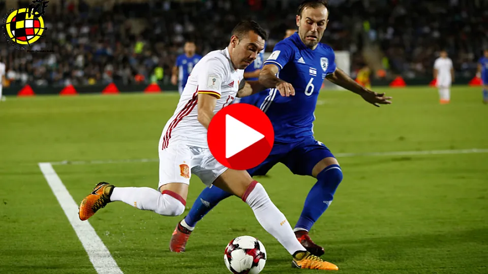 Aspas disputa un balón ante un central israelíC