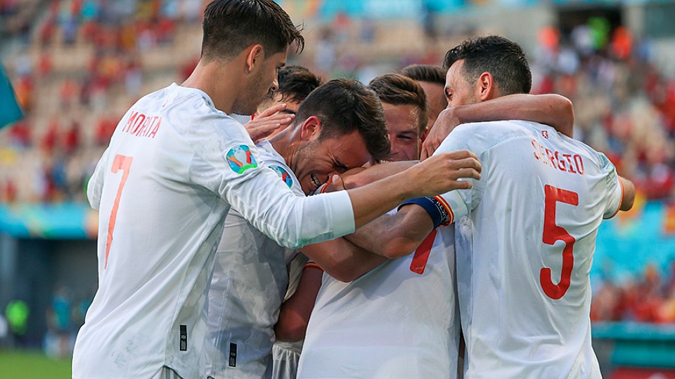 Los jugadores de España celebran un tanto frente a Eslovaquia