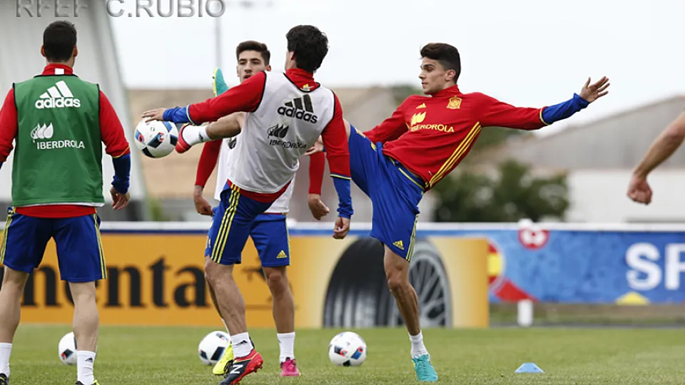 Bartra durante un entrenamiento con la Selección