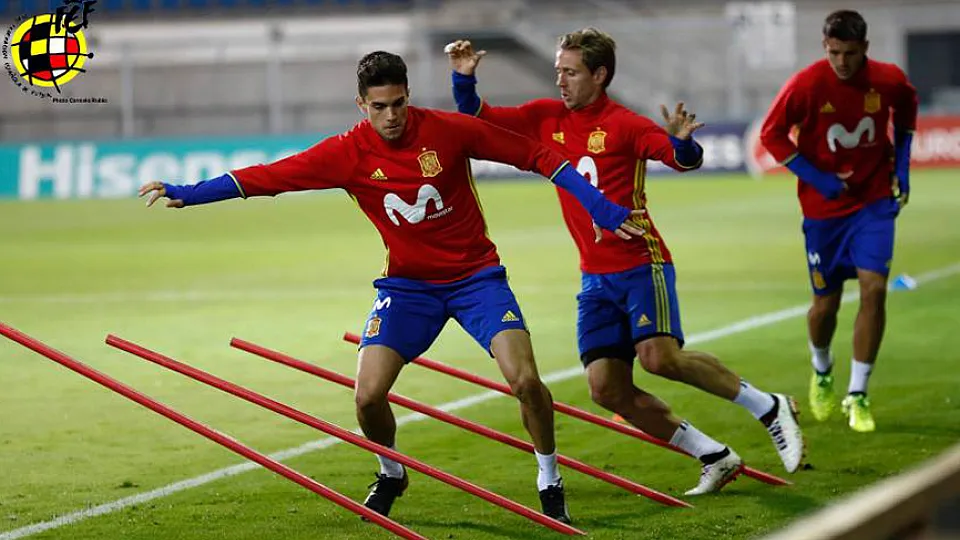 Bartra entrenando con la Selección española