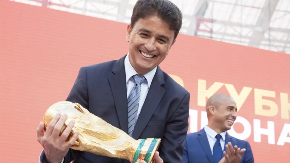 Bebeto con la Copa del Mundo