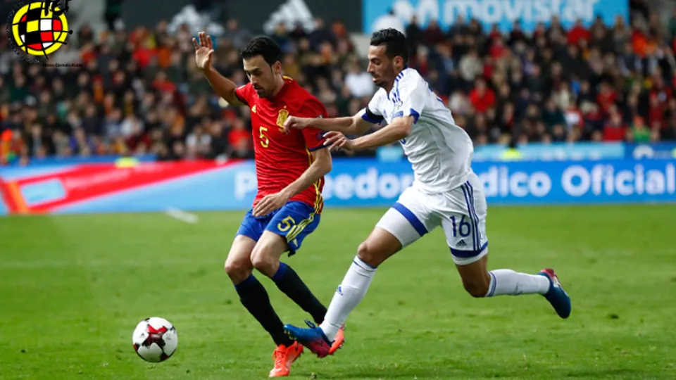 Sergio Busquets durante el partido entre España e Israel disputado en Gijón