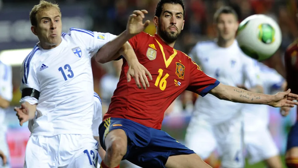 Busquets, en una acción de juego del último partido de la Selección en Gijón 