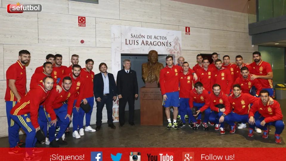 El busto que esculpió José María Sánchez preside el Salón de Actos 'Luis Aragonés' desde noviembre
