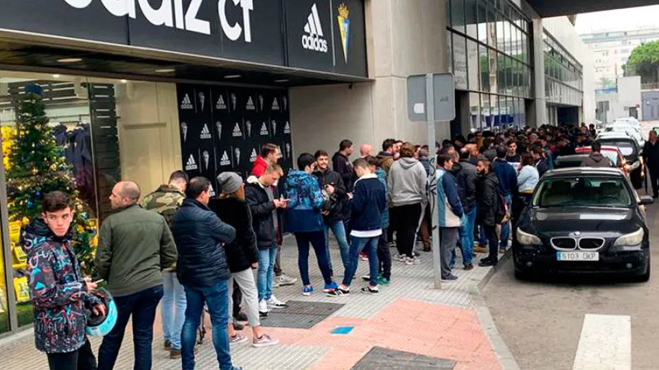 Los aficionados del Cádiz acuden al estadio para retirar su entrada del España-Malta