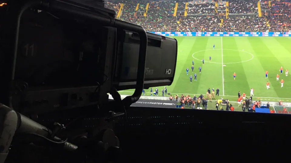 cámara de televisión en un partido de la selección