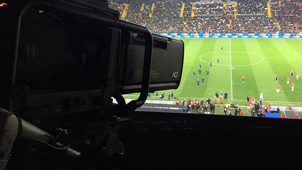 cámara de televisión en un partido de la selección