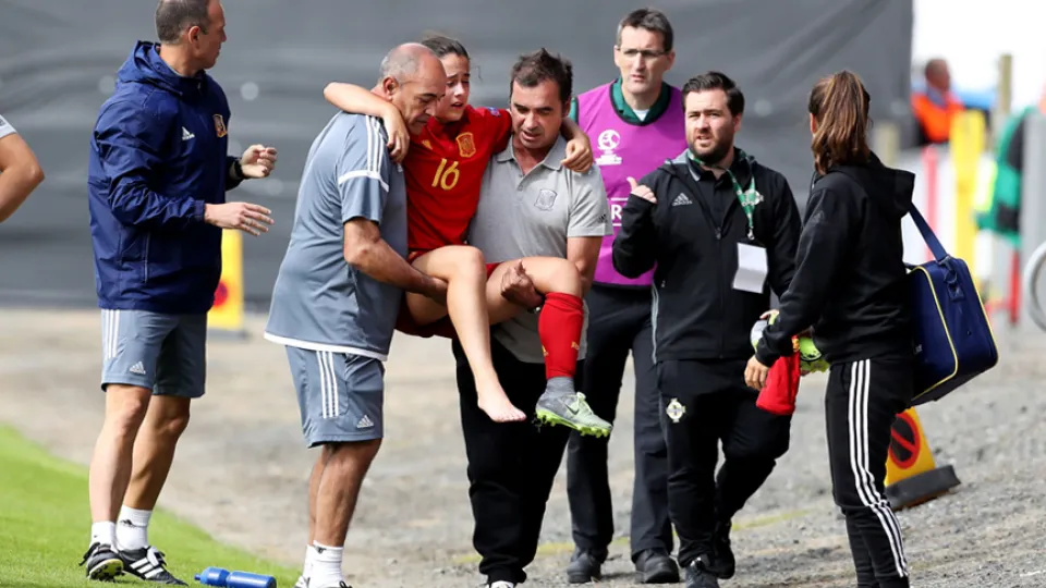 Nuria Rábano es retirada del terreno de juego durante el encuentro frente a Alemania