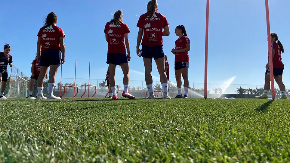 La Sub-20 femenina entrenando en Pinatar Arena