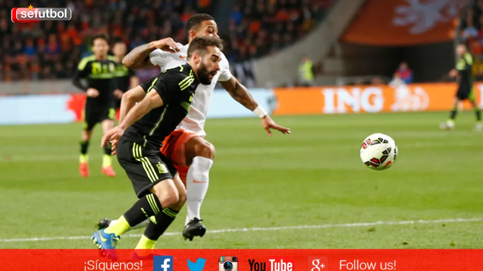 Dani Carvajal pelea por un balón durante el Holanda - España disputado en Ámsterdam