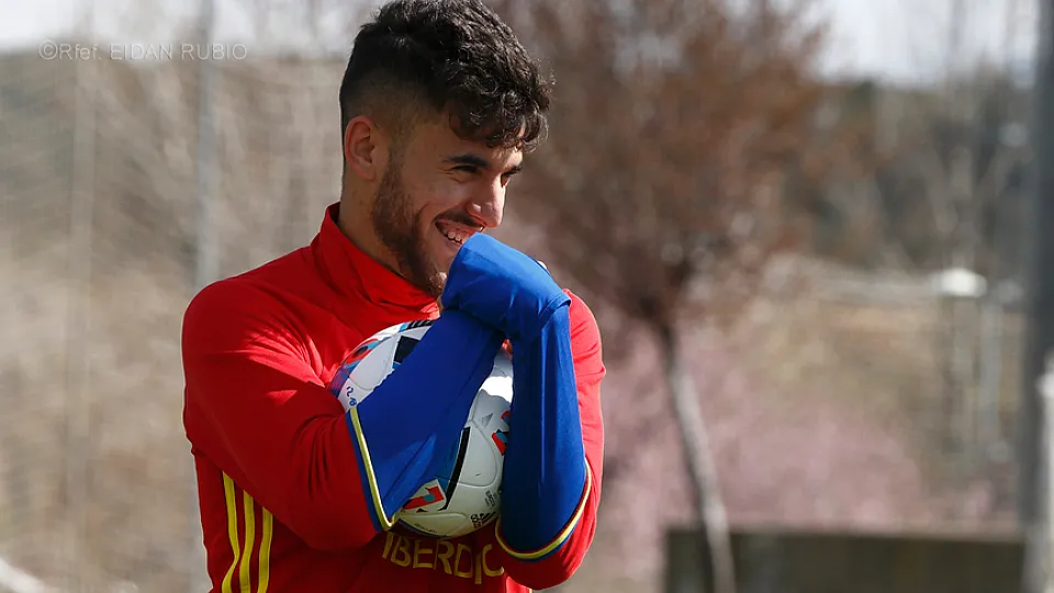 Dani Ceballos durante el entrenamiento de los Sub-21 en Las Rozas