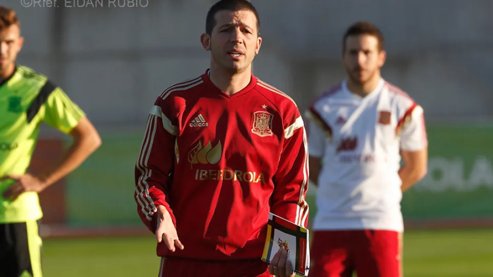 Albert Celades da instrucciones durante el entrenamiento de la Selección Española Sub-21