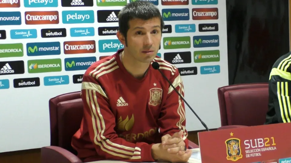 Albert Celades atiende a los periodistas en el estadio de los Juegos Mediterráneos