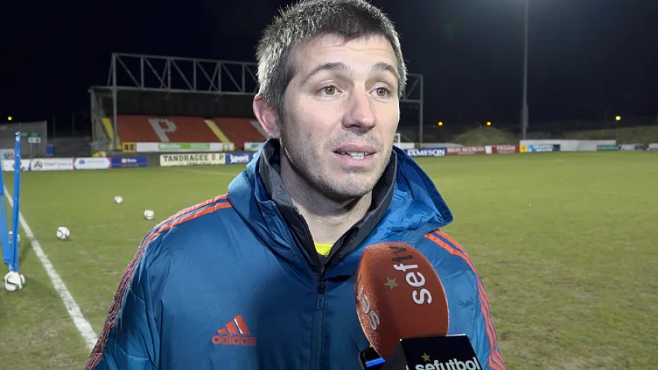 El seleccionador nacional Sub-21, Albert Celades, atiende a SEFUTBOL en Portadown